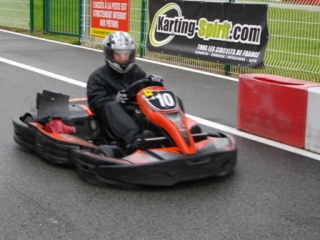  duranle la carrera en la pista de Kart 